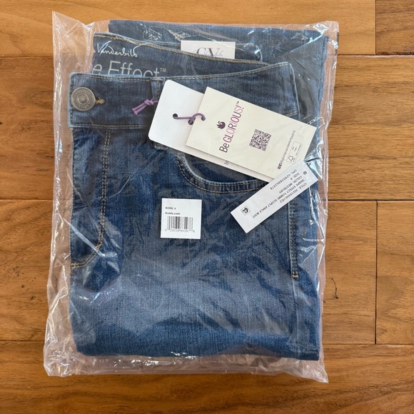 Brand New Women's Gloria Vanderbilt Tummy Sculpt Ankle Boot Jeans, Size 8, NWT - Picture 2 of 2